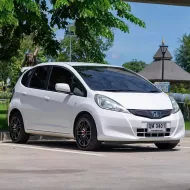 2011 Honda JAZZ 1.5 V รถเก๋ง 5 ประตู ผ่อนเริ่มต้น