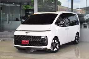 Hyundai STARIA 2.2 Premium with Sunroof ปี 2023 ไมล์2*,***โล สวยสภาพป้ายแดงทุกจุด รถบ้านแท้ๆ ฟรีดาวน