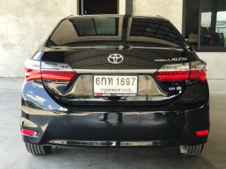 2017 Toyota Corolla Altis 1.8 E รถเก๋ง 4 ประตู 