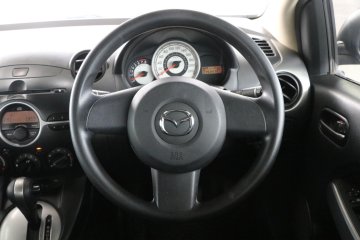 Mazda 2 1.5 Groove รถเก๋ง 4 ประตู 
