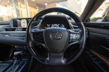 2018 Lexus ES300h 2.5 Grand Luxury รถเก๋ง 4 ประตู เจ้าของขายเอง