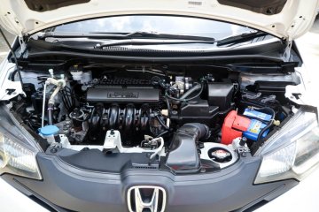 2015 Honda JAZZ 1.5 S i-VTEC รถเก๋ง 5 ประตู ออกรถฟรี