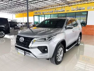  2022 Toyota Fortuner 2.4 V SUV AT - 4WD ออกรถใช้เงิน 0 บาท