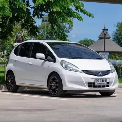 2011 Honda JAZZ 1.5 V รถเก๋ง 5 ประตู ผ่อนเริ่มต้น