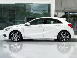 2013 Mercedes-Benz A250 2.0 Sport รถเก๋ง 5 ประตู สีเดิมทั้งคันสภาพหายาก